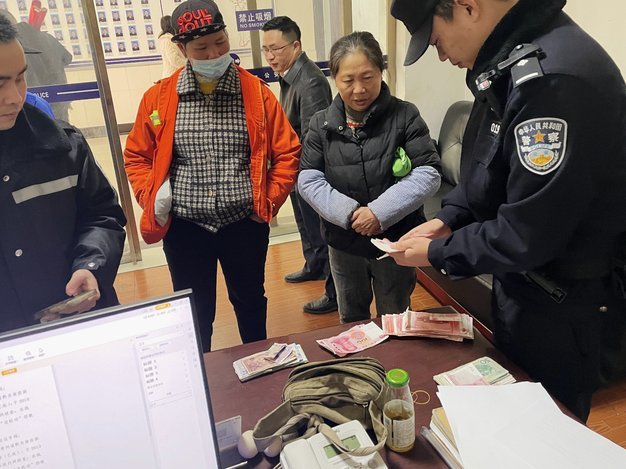 城管局回应翻垃圾找误扔现金