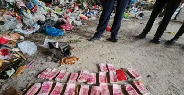 城管局回应翻垃圾找误扔现金